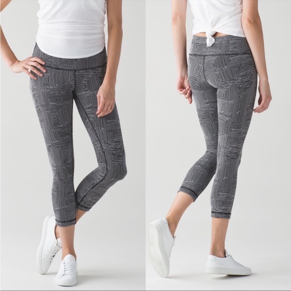lululemon athletica Pants - Lululemon Wunder Under Crop III Leggings in Maze Jacquard White Black SZ 2 EUC